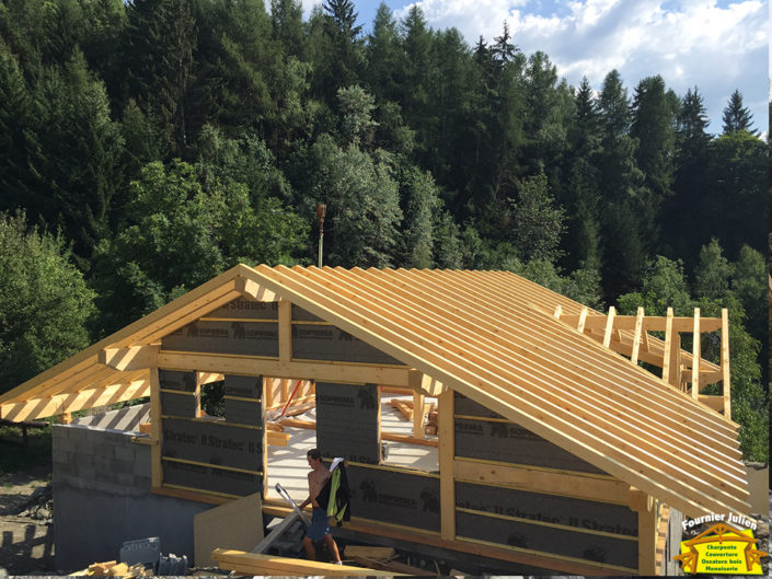 Julien Fournier charpente, réalisation de maison avec poteau en poutre à Bourg St Maurice