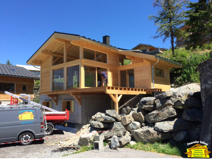 Julien Fournier charpente, réalisation de maison avec poteau en poutre à Bourg St Maurice