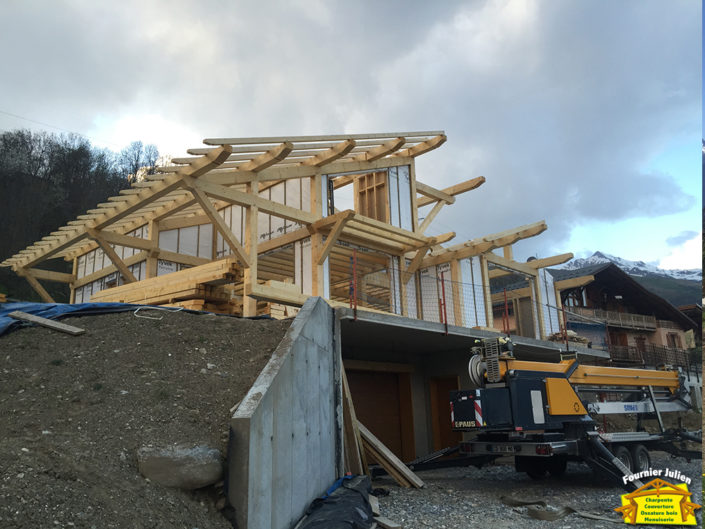 Julien Fournier charpente, réalisation de maison avec poteau en poutre à Bourg St Maurice