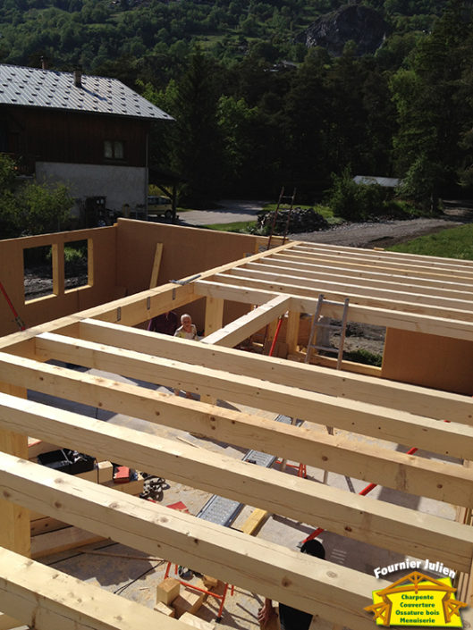 Julien Fournier charpente, réalisation de maison avec poteau en poutre à Bourg St Maurice